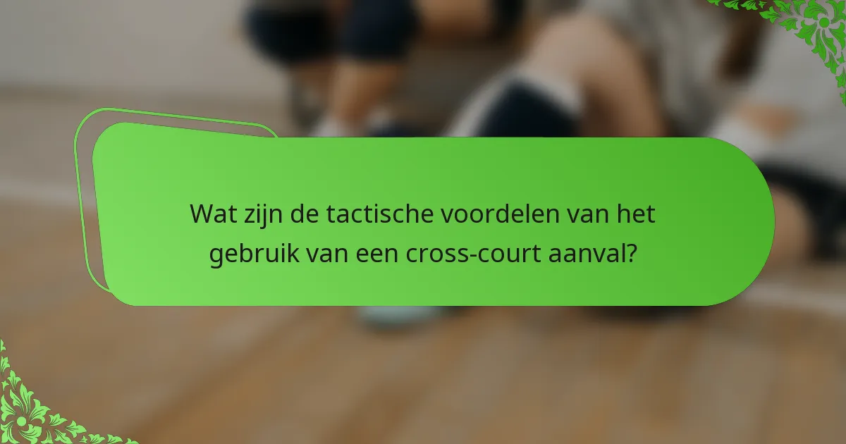 Wat zijn de tactische voordelen van het gebruik van een cross-court aanval?